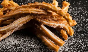 Krispiga, sockerbeströdda churros, perfekta för ett enkelt churros recept.