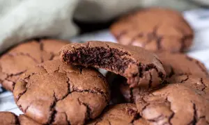 Mörka chokladkakor, perfekta för fika. Ett enkelt fika recept som ger härligt sega kakor med sprickigt yttre.