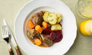 En tallrik med en klassisk kalops med mört kött, rotfrukter och potatis. Perfekt för ett mysigt höstkalas.