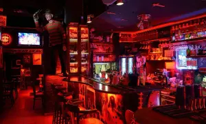 En bar i Prag med Freddy Krueger-tema, rött ljus och en kuslig atmosfär. Perfekt för att hitta de bästa barerna i Prag.