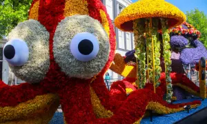 Enorm blommaffär med en gigantisk bläckfisk och en manet, som påminner om Amsterdam tulpaner. En färgsprakande parad.
