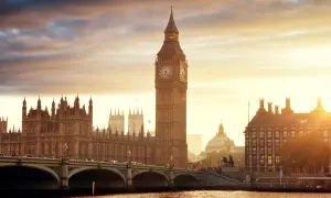 Big Ben och Houses of Parliament vid solnedgången, en ikonisk del av London.