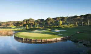 Vacker golfbana vid en sjö, perfekt för en golfhelg i Spanien.