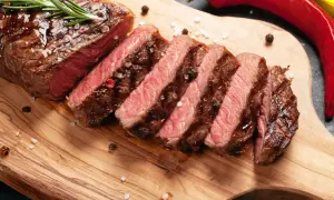 Saftig entrecote, perfekt stekt och skivad, med rosmarin och chilifrukter. Ett fantastiskt entrecote recept för alla köttälskare.
