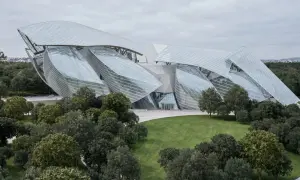 Fondation Louis Vuitton, ett modernt konstcenter i Paris, med sina böljande glasytor som liknar segel. Ett av många spännande museer i Paris.