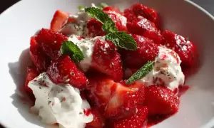 En härlig Eton Mess med färska jordgubbar, vispad grädde och mynta. Perfekt sommarfika!