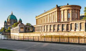Berlin Cathedral och Altes Museum vid floden Spree, en del av Berlins museumö som erbjuder några av de bästa museerna i Berlin.