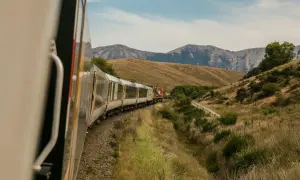 Tåg längs bergiga landskap, en del av spännande interrail-rutter.