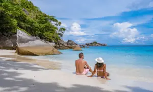 Ett par njuter av den vita sanden och det turkosa vattnet på Similan Island.