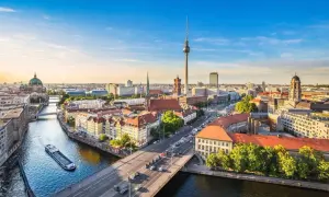 Vy över Berlin med floden Spree, TV-tornet och Berliner Dom. Perfekt för att planera vad du vill göra i Berlin.