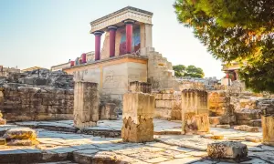 Ruiner av Knossos palats på Kreta, med sina ikoniska röda pelare och fresker. En fantastisk plats att se på Kreta.