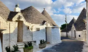 Trulli-hus i en pittoresk gränd i Alberobello, Puglia, en del av det vackra Bari Italien.