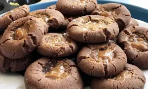 En hög med chokladkakor med salt kolafyllning. Dessa goda kakor ser oemotståndliga ut!