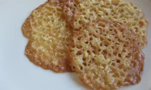 Tre gyllene havreflarn, perfekta för ett enkelt havreflarn recept. Krispiga och tunna, redo att avnjutas.