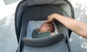 Sover sött i barnvagnen, redo för en resa som ett flygplan.
