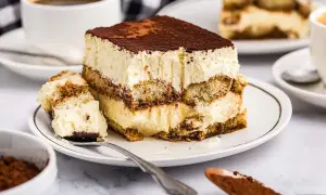En krämig bit tiramisu med kaffe och kakao, perfekt för ett enkelt tiramisu recept.