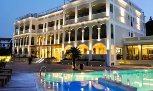 Ett lyxigt hotell med pool och palmer på Korfu. Ving Korfu erbjuder en drömsemester.