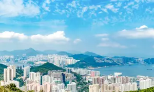 Vy över Hong Kongs tätbefolkade skyline med berg i bakgrunden. Visste du att Hong Kong har fler skyskrapor än någon annan stad i världen?
