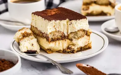 En krämig bit tiramisu med kaffe och kakao, perfekt för ett enkelt tiramisu recept.