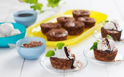 Kladdkakemuffins recept: Mjuka chokladmuffins med glass, chokladsås och mynta. Perfekt för fikat!