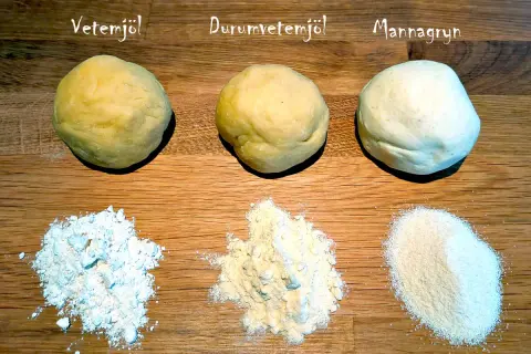 Tre degbollar av olika mjöltyper: vetemjöl, durumvetemjöl och mannagryn. Perfekt för ditt pastadeg recept!
