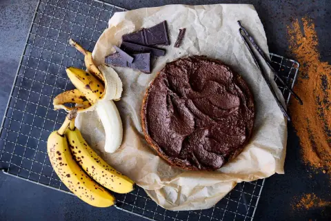 En saftig banankaka med chokladfrosting, bananer, chokladbitar och vaniljstänger. Perfekt för fikat!