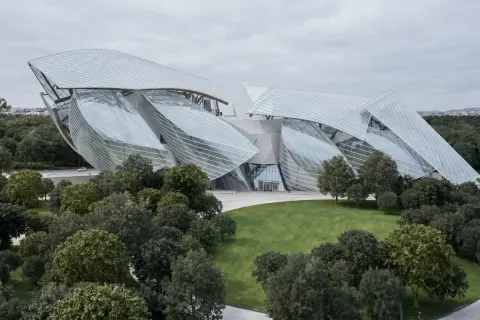 Fondation Louis Vuitton, ett modernt konstcenter i Paris, med sina böljande glasytor som liknar segel. Ett av många spännande museer i Paris.