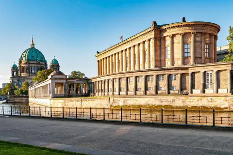 Berlin Cathedral och Altes Museum vid floden Spree, en del av Berlins museumö som erbjuder några av de bästa museerna i Berlin.