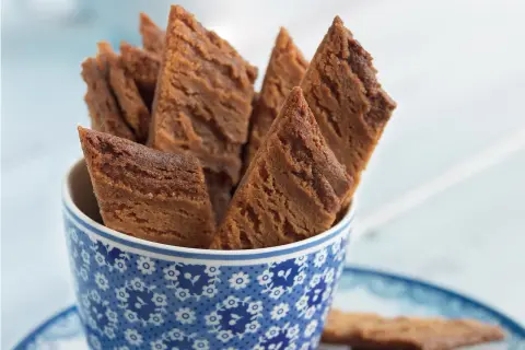 Krispiga kolakakor i ett blåvitt mönstrat krus. Perfekt för fikat, här är ett enkelt kolakakor recept.