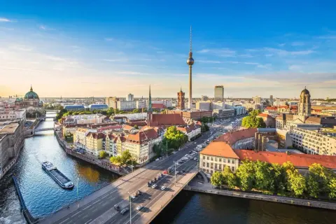 Vy över Berlin med floden Spree, TV-tornet och Berliner Dom. Perfekt för att planera vad du vill göra i Berlin.