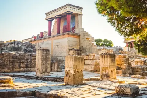 Ruiner av Knossos palats på Kreta, med sina ikoniska röda pelare och fresker. En fantastisk plats att se på Kreta.