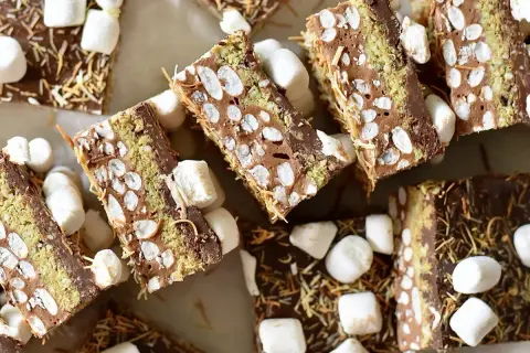 Chokladiga bitar med marshmallows och kokosflingor, som små cake pops i en ny tappning.