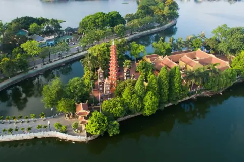 En vacker vy över en pagod och tempelbyggnader på en ö i en sjö, en populär plats i huvudstad i Vietnam.