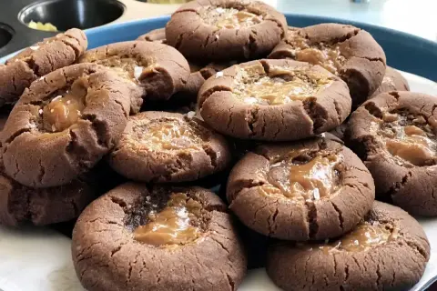 En hög med chokladkakor med salt kolafyllning. Dessa goda kakor ser oemotståndliga ut!