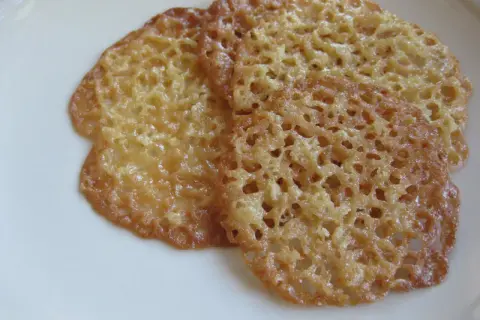 Tre gyllene havreflarn, perfekta för ett enkelt havreflarn recept. Krispiga och tunna, redo att avnjutas.