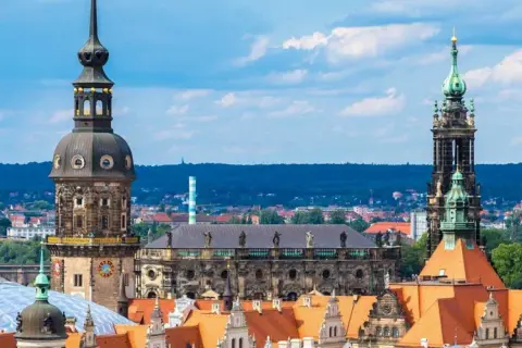 Vy över Dresden, Tyskland med sina imponerande torn och tak. En vacker vy över staden.