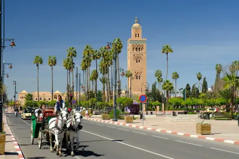 Häst och vagn i Marrakech, med Koutoubia-moskén i bakgrunden. En resa till Marrakech kan kännas farligt för vissa, men detta är en vacker vy.