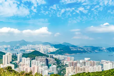 Vy över Hong Kongs tätbefolkade skyline med berg i bakgrunden. Visste du att Hong Kong har fler skyskrapor än någon annan stad i världen?