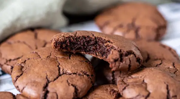 Mörka chokladkakor, perfekta för fika. Ett enkelt fika recept som ger härligt sega kakor med sprickigt yttre.