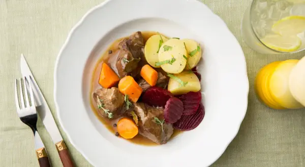 En tallrik med en klassisk kalops med mört kött, rotfrukter och potatis. Perfekt för ett mysigt höstkalas.
