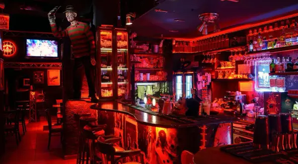 En bar i Prag med Freddy Krueger-tema, rött ljus och en kuslig atmosfär. Perfekt för att hitta de bästa barerna i Prag.