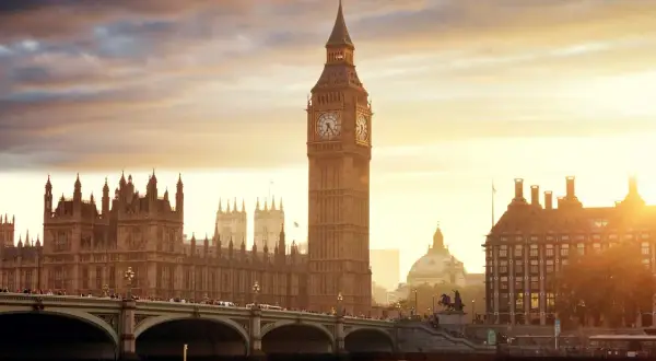 Big Ben och Houses of Parliament vid solnedgången, en ikonisk del av London.