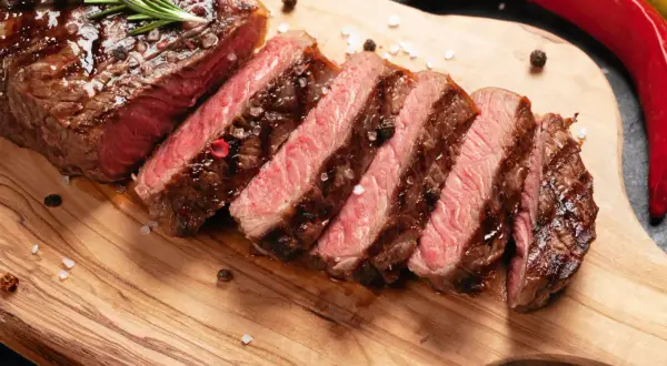 Saftig entrecote, perfekt stekt och skivad, med rosmarin och chilifrukter. Ett fantastiskt entrecote recept för alla köttälskare.
