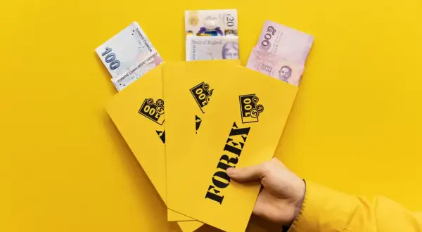 En hand håller gula kuvert märkta "FOREX" med sedlar från Turkiet, Storbritannien och Thailand.