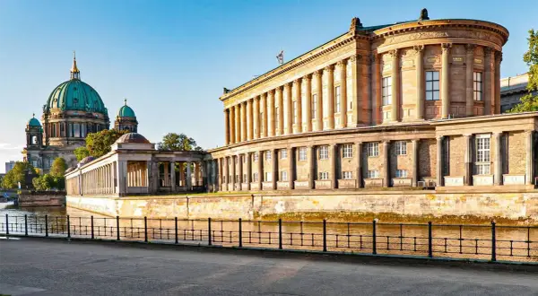 Berlin Cathedral och Altes Museum vid floden Spree, en del av Berlins museumö som erbjuder några av de bästa museerna i Berlin.