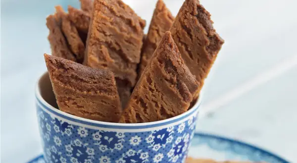 Krispiga kolakakor i ett blåvitt mönstrat krus. Perfekt för fikat, här är ett enkelt kolakakor recept.
