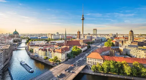 Vy över Berlin med floden Spree, TV-tornet och Berliner Dom. Perfekt för att planera vad du vill göra i Berlin.