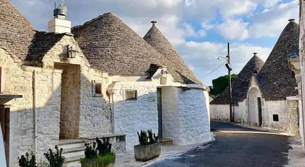 Trulli-hus i en pittoresk gränd i Alberobello, Puglia, en del av det vackra Bari Italien.