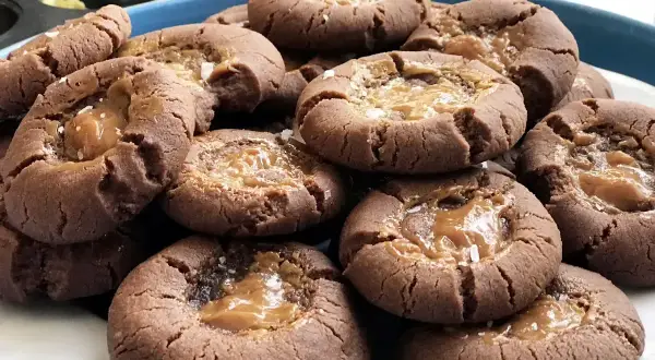 En hög med chokladkakor med salt kolafyllning. Dessa goda kakor ser oemotståndliga ut!