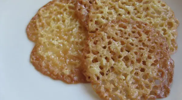 Tre gyllene havreflarn, perfekta för ett enkelt havreflarn recept. Krispiga och tunna, redo att avnjutas.